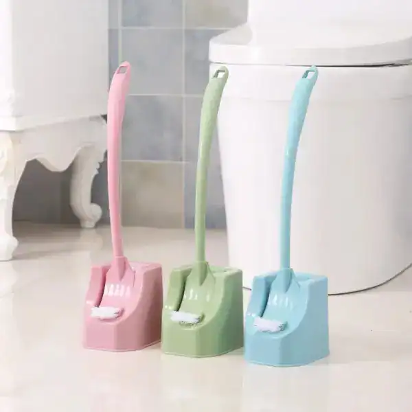 Brosse toilette rose, verte et bleue, design ergonomique pour WC.