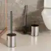 Brosse WC de qualité avec support en métal, design moderne pour salle de bain.