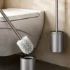 Brosse WC boule avec manche long et support mural, design moderne en métal inoxydable.