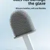 Brosse toilette flexible en silicone, poils doux et souples pour nettoyer sans abîmer le carrelage.