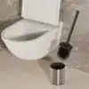 Brosse WC de qualité noire avec support, pour toilette moderne et entretien efficace.