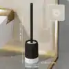 Brosse WC avec support mural noir et blanc, design moderne pour salle de bain.
