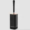 Brosse WC suspendue design noire avec finitions dorées, élégante et moderne.