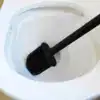 Brosse toilette noire mat, idéale pour nettoyer efficacement le WC.