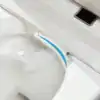 Brosse WC blanche dans un ensemble poubelle, idéale pour nettoyer les toilettes.