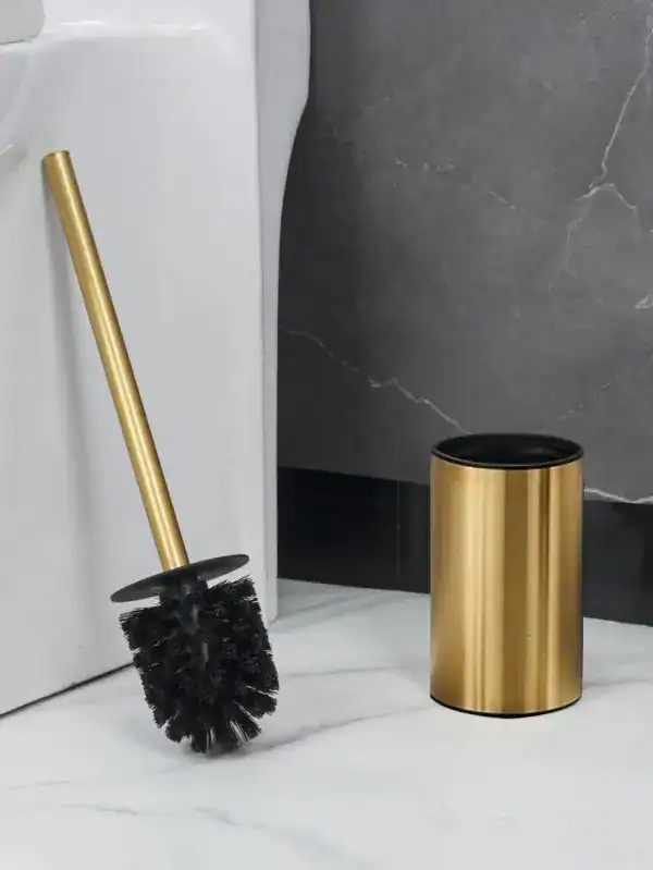 Brosse WC or avec support, design moderne pour salle de bain élégante.