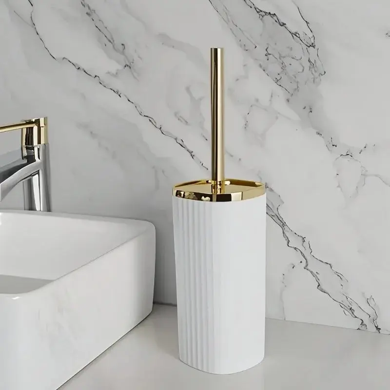Brosse WC élégante blanc et doré, design moderne pour salle de bain.
