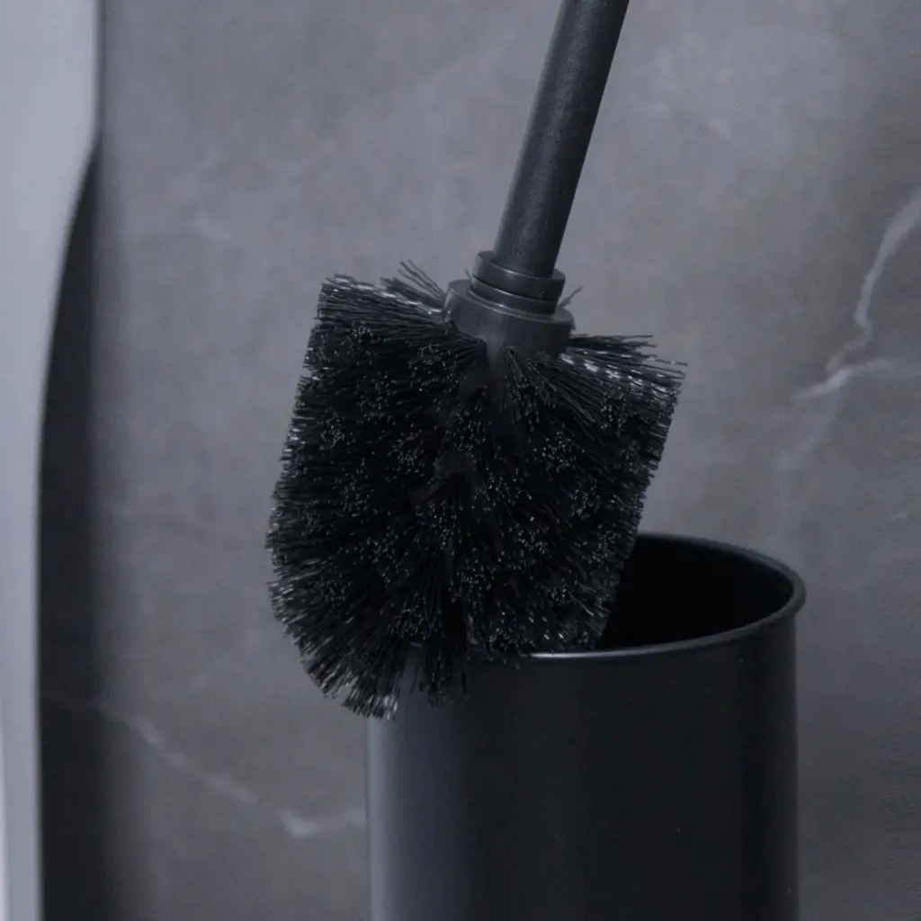 Brosse WC noire avec porte papier toilette intégré, design moderne pour salle de bain.