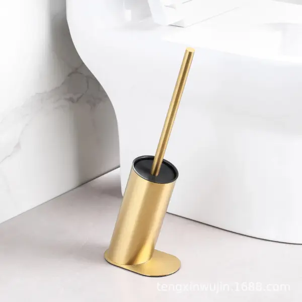 Brosse WC dorée oblique, design élégant pour salle de bain moderne.