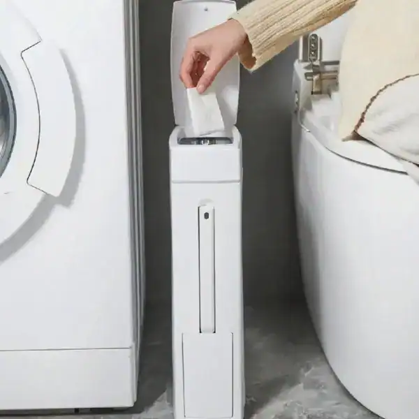 Ensemble poubelle et brosse WC blanc, design moderne pour salle de bain.
