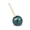 Brosse WC effet marbre vert foncé avec poignée dorée, design élégant pour salle de bain.