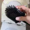 Brosse toilette noire mat, design ergonomique pour nettoyage WC efficace.