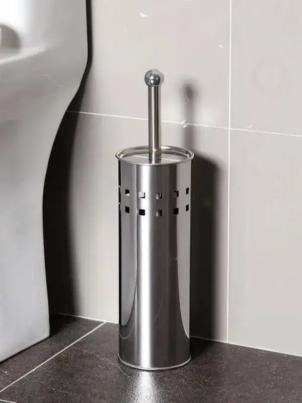 Brosse toilette chrome moderne avec support en métal brillant pour salle de bain.