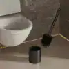 Brosse WC noire de qualité avec son support, dans une salle de bain moderne.