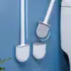 Brosse WC murale blanche, design moderne, fixée au mur près du WC.