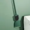 Brosse WC couleur vert foncé avec support mural, design moderne pour salle de bain.