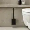 Brosse toilette murale noire moderne, design minimaliste pour salle de bain.