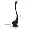 Brosse WC incurvée noire avec embout orange, design ergonomique pour nettoyage efficace.