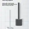 Brosse toilette flexible blanche et grise, montée au mur ou posée au sol, pour économiser de la place.