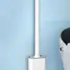 Brosse WC murale blanche, design moderne, fixée au mur pour un rangement pratique.